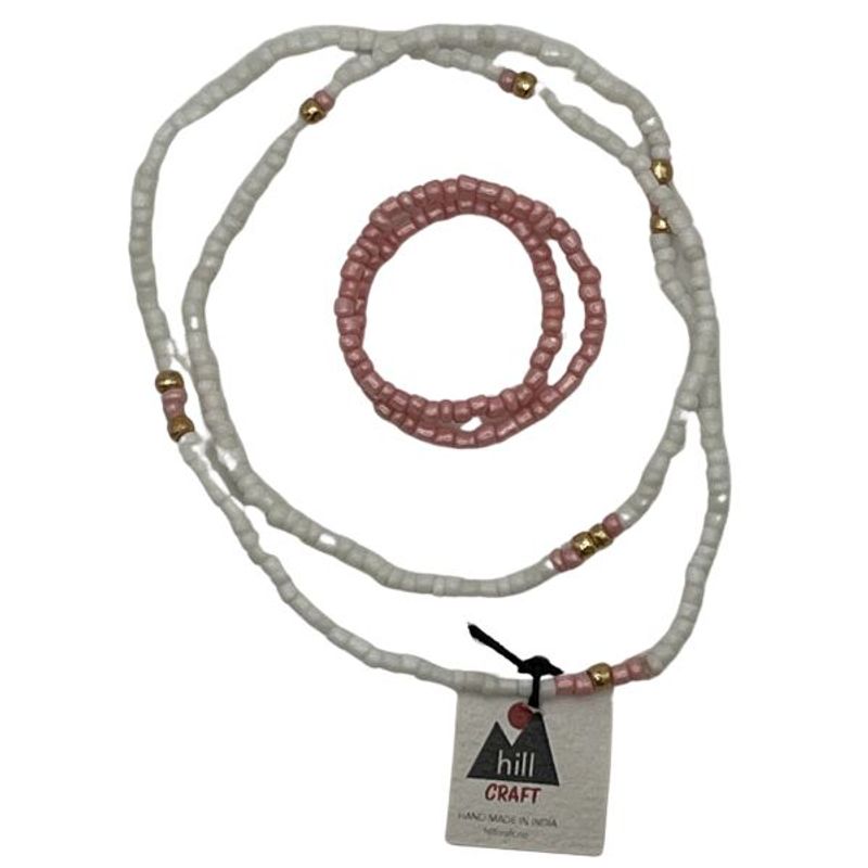 Smykke i hvite perler og matchende armbånd i rosa